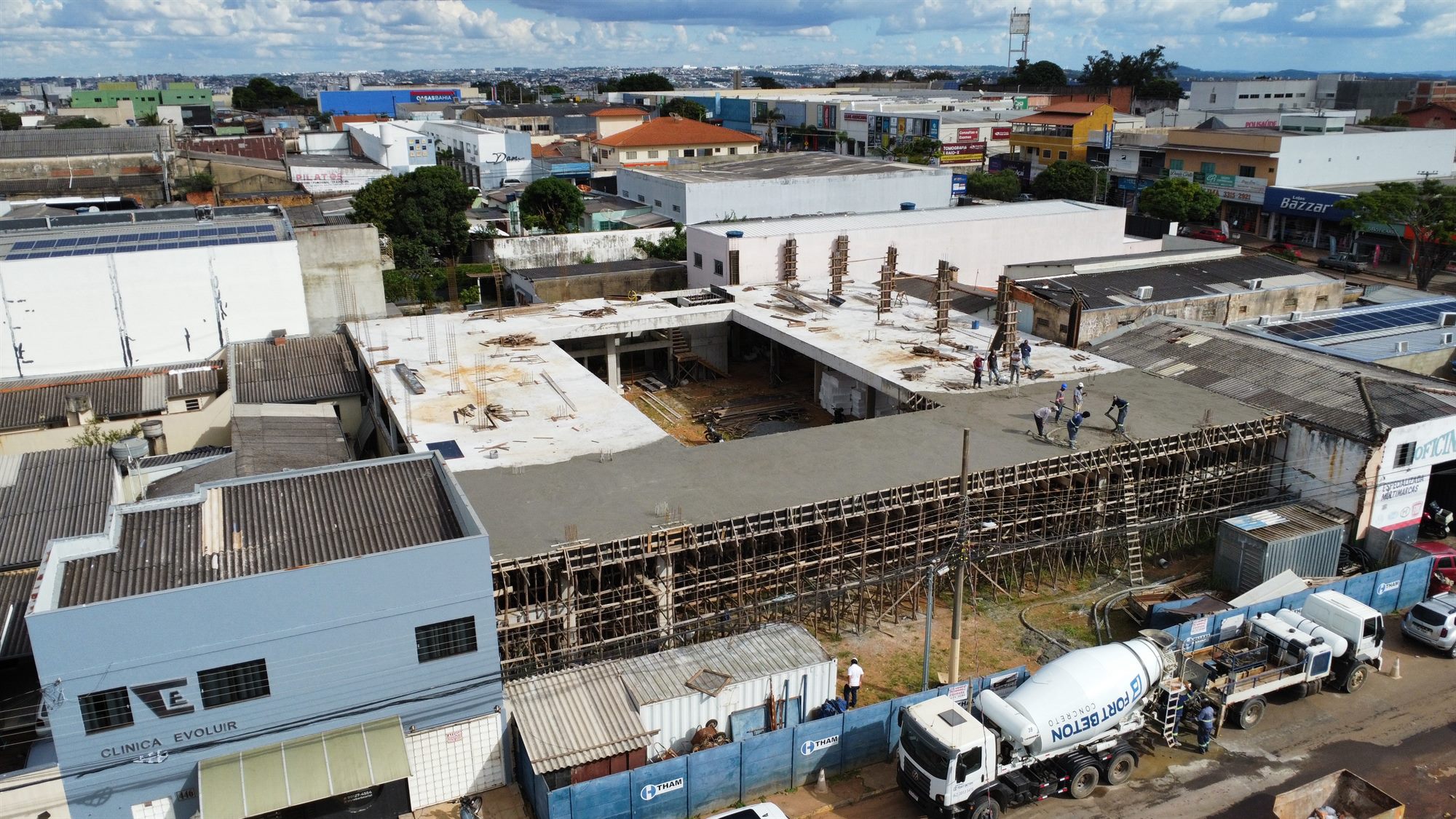 Obra comercial em execução, vista aérea