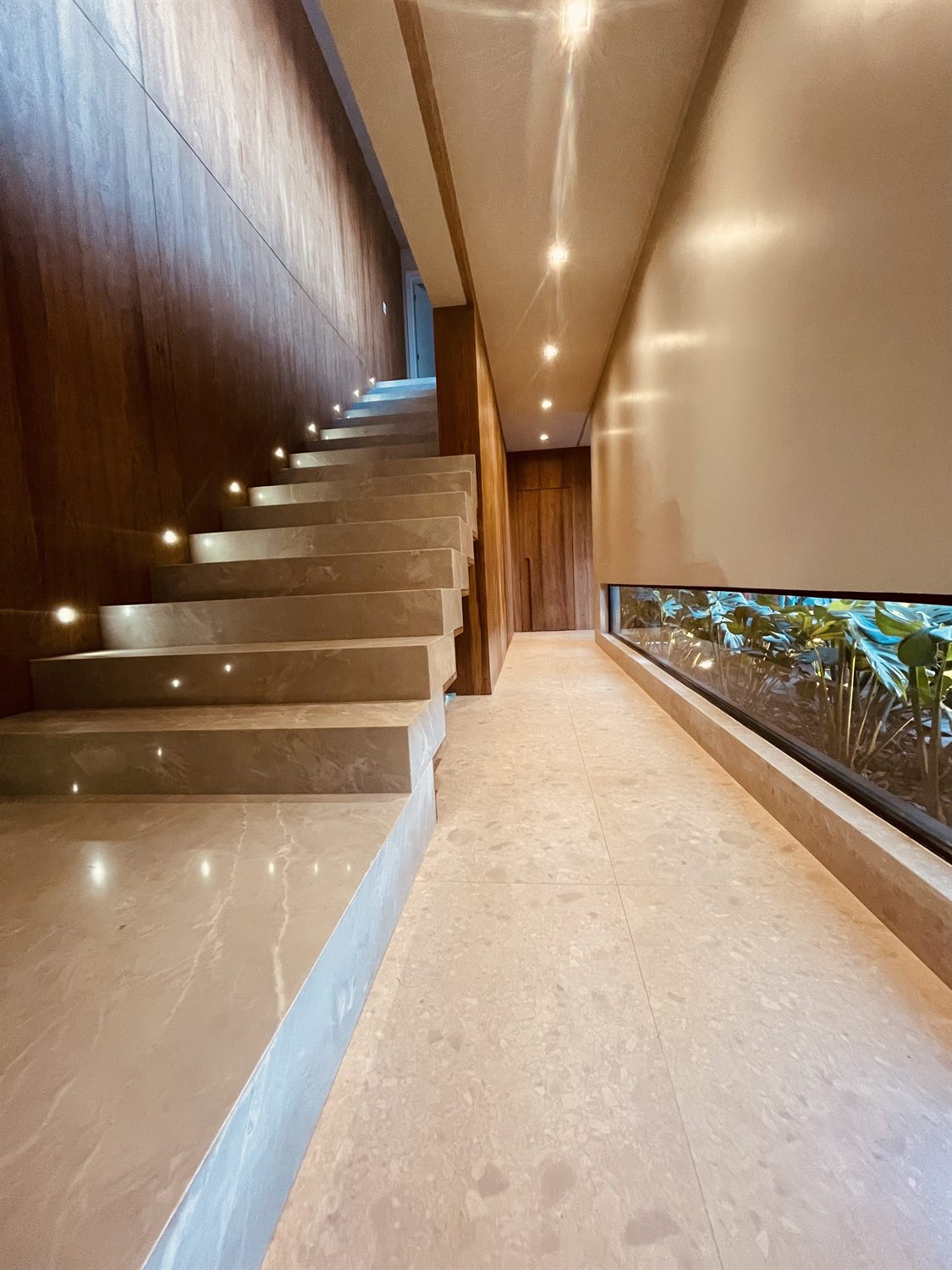 Interior de alto padrão com escada em mármore